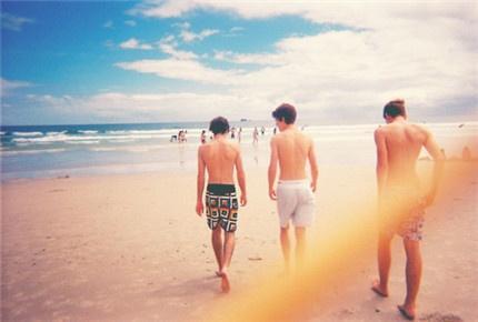 朋友圈说晚安的经典说说，简短精致，别睡太晚，梦会很短！