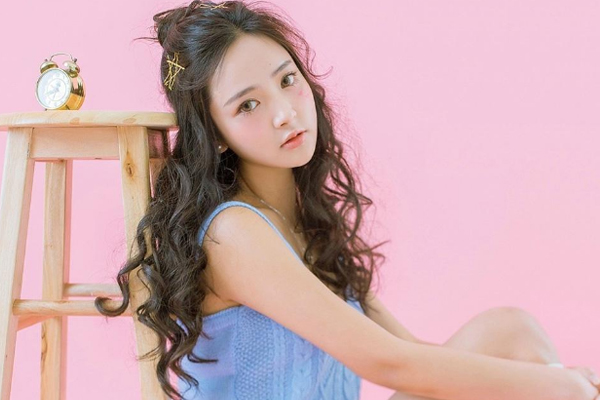 和女孩子聊天话题少怎么办