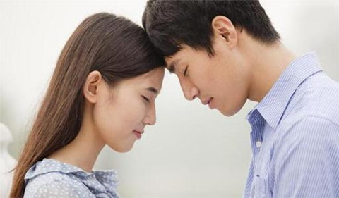 刚开始谈恋爱聊什么话题，才能避免尬聊增进感情？