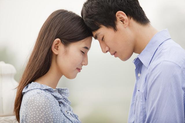 从心理学的角度出发，男性如何正确追求女性？这四个步骤教给你