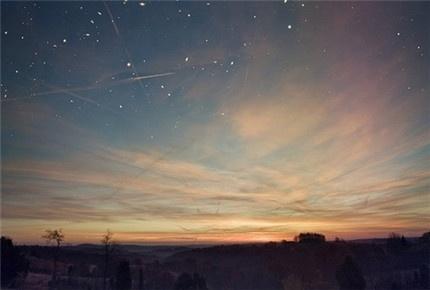 朋友圈说晚安的经典说说，简短精致，别睡太晚，梦会很短！