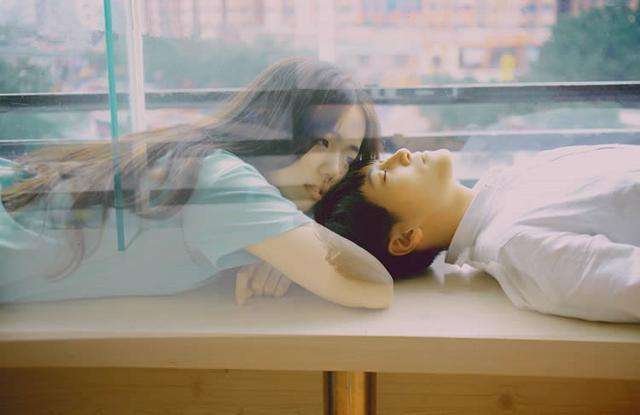 什么是爱情？爱情不是想要和你床上缠绵的激情欲望，而是想要与你共勉的永久渴望。