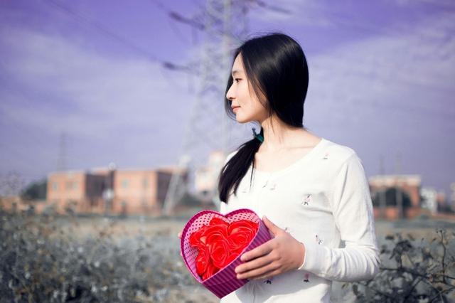 抖音浪漫深情的表白句子，清酒独酌了无趣，我在梦花也梦你