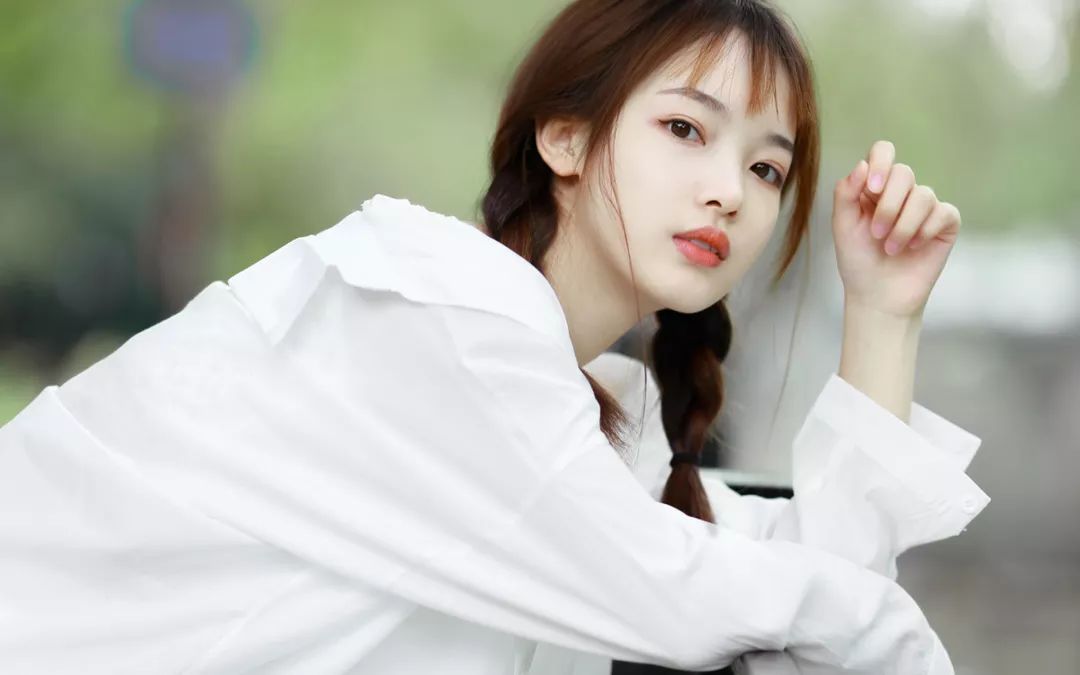 男生嘴笨不会说话，不懂得逗女孩子开心，该怎么和女孩子聊天？